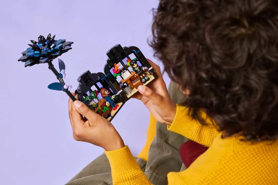 LEGO Wednesday: Black Dahlia Flower (76784)