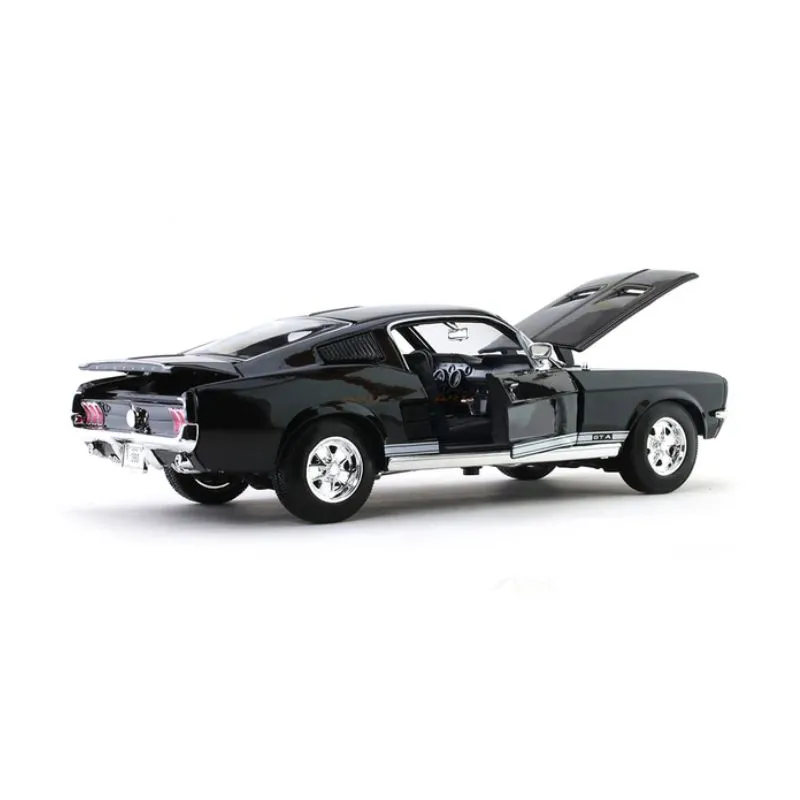 Maisto 1967 Ford Mustang GTA Fastback 1:18 - Black
